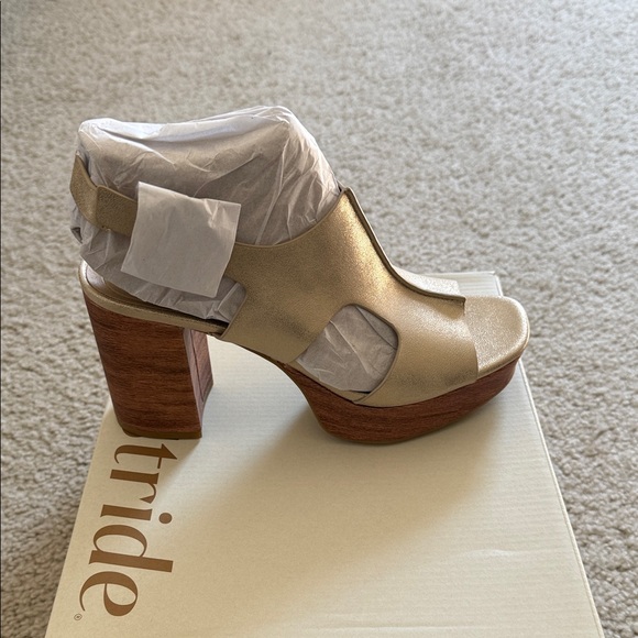 Life Stride Women's Metallic Gold Block Heels - Picture 5 of 6